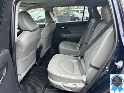 2021 Toyota Highlander XLE   - Photo 11 - Richmond, IN 47374