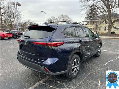 2021 Toyota Highlander XLE   - Photo 3 - Richmond, IN 47374