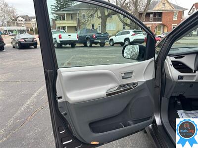 2020 Toyota Sienna XLE 8-Passenger   - Photo 8 - Richmond, IN 47374