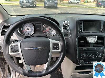 2015 Chrysler Town & Country Touring   - Photo 4 - Richmond, IN 47374