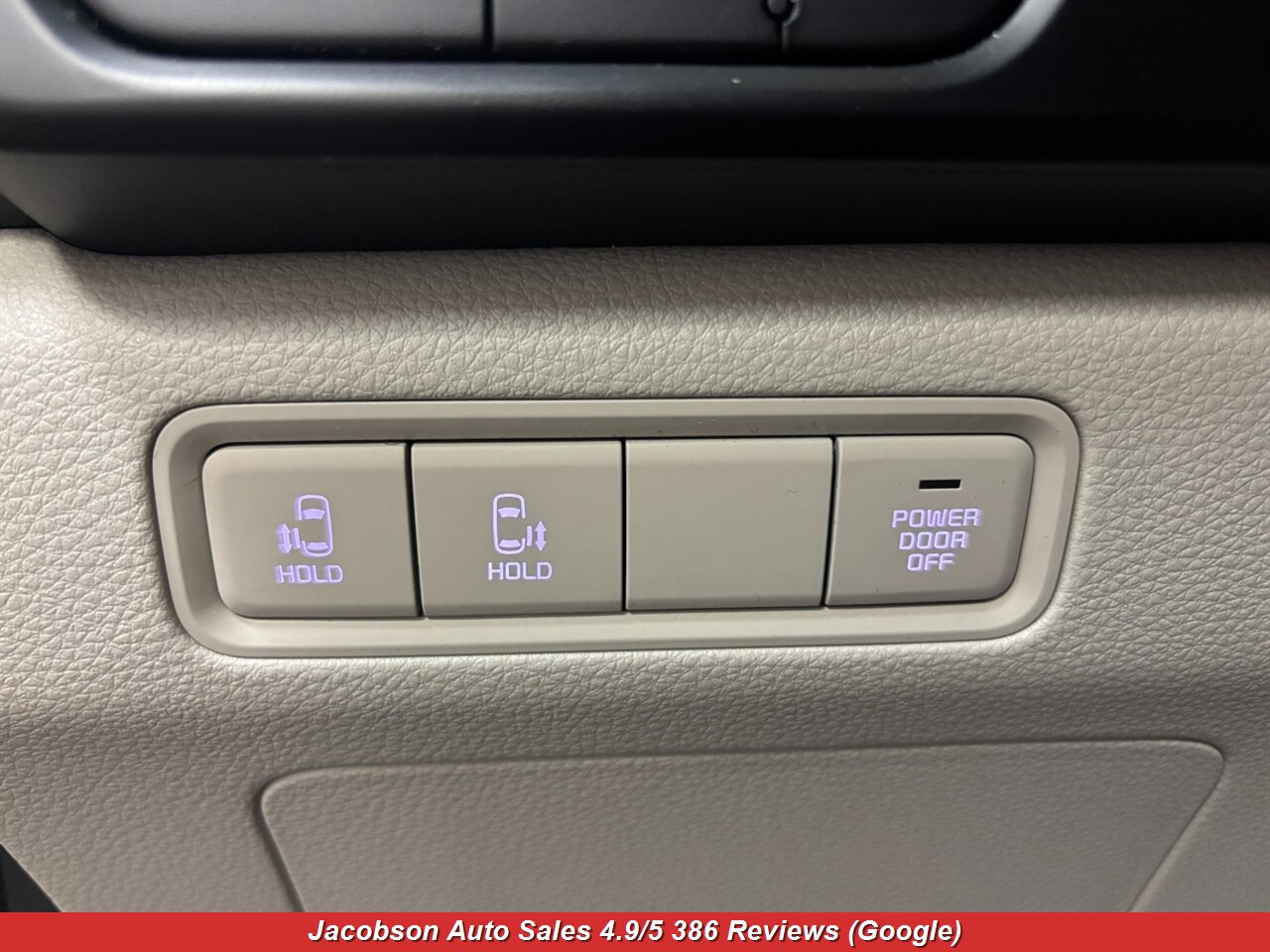 2024 Kia Carnival LX - Photo 8 - Oshkosh, WI 54901