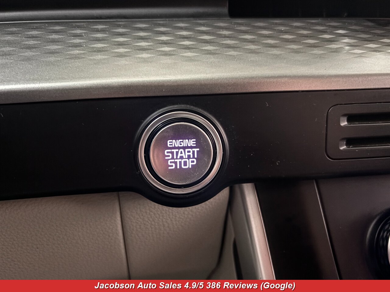 2024 Kia Carnival LX - Photo 16 - Oshkosh, WI 54901