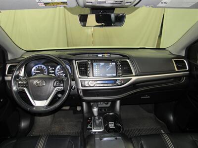 2017 Toyota Highlander XLE AWD   - Photo 15 - Oshkosh, WI 54901