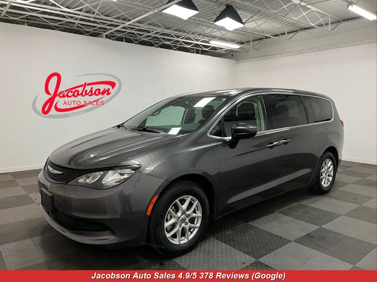 2023 Chrysler Voyager LX   - Photo 1 - Oshkosh, WI 54901