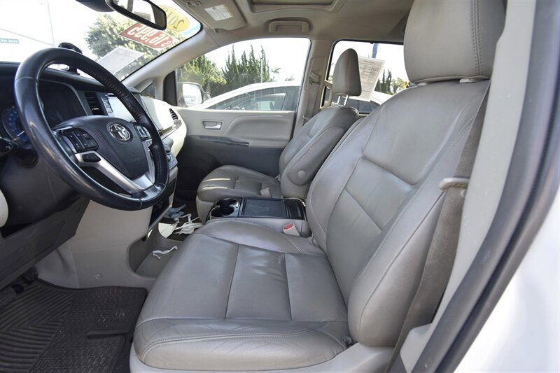 2019 Toyota Sienna XLE Premium 8-Passenger - Photo 8 - Midway City, CA 92655
