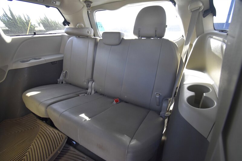 2019 Toyota Sienna XLE Premium 8-Passenger - Photo 11 - Midway City, CA 92655