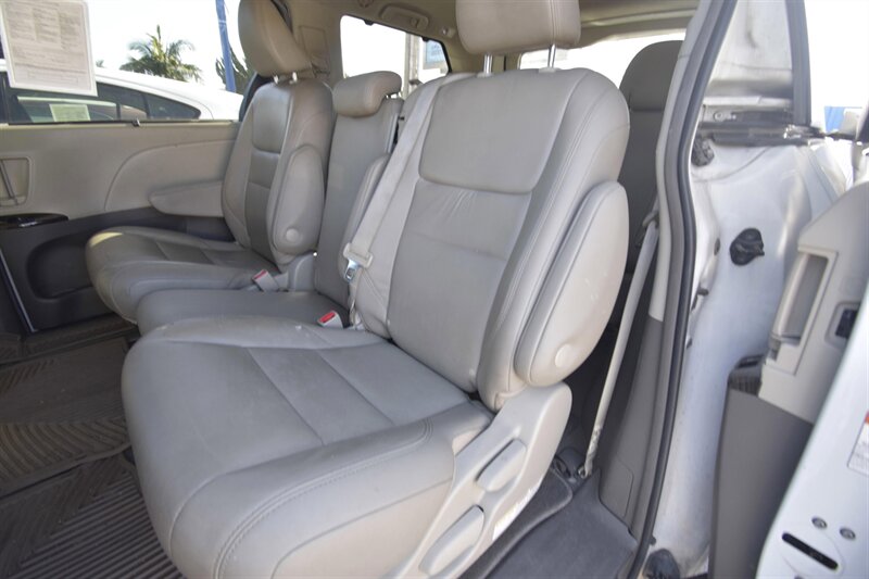 2019 Toyota Sienna XLE Premium 8-Passenger - Photo 9 - Midway City, CA 92655