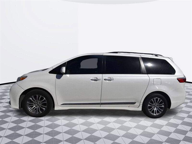 2019 Toyota Sienna XLE Premium 8-Passenger - Photo 5 - Midway City, CA 92655
