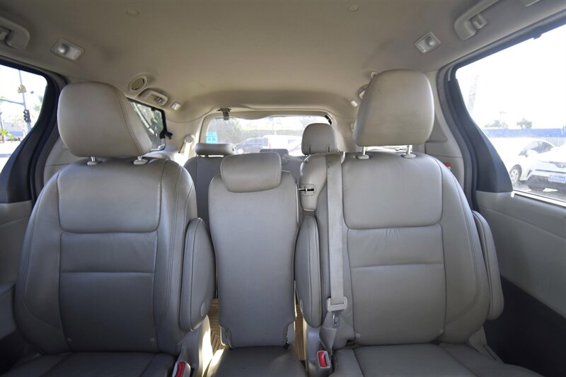 2019 Toyota Sienna XLE Premium 8-Passenger - Photo 10 - Midway City, CA 92655