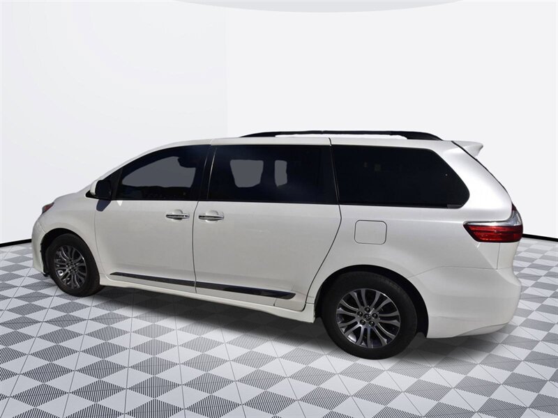 2019 Toyota Sienna XLE Premium 8-Passenger - Photo 4 - Midway City, CA 92655