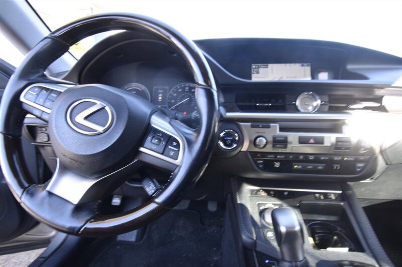 2016 Lexus ES 300h Hybrid   - Photo 9 - Midway City, CA 92655