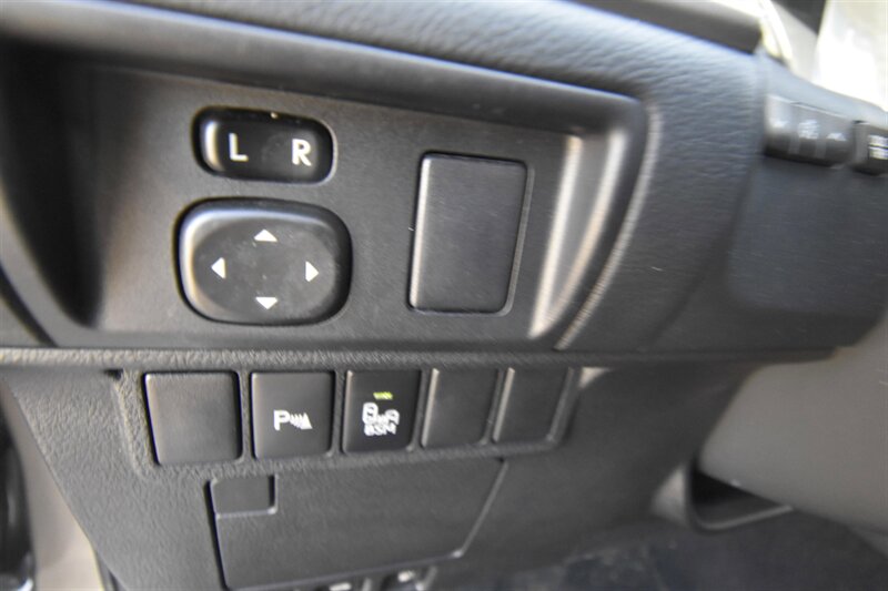 2016 Lexus ES 300h Hybrid   - Photo 12 - Midway City, CA 92655