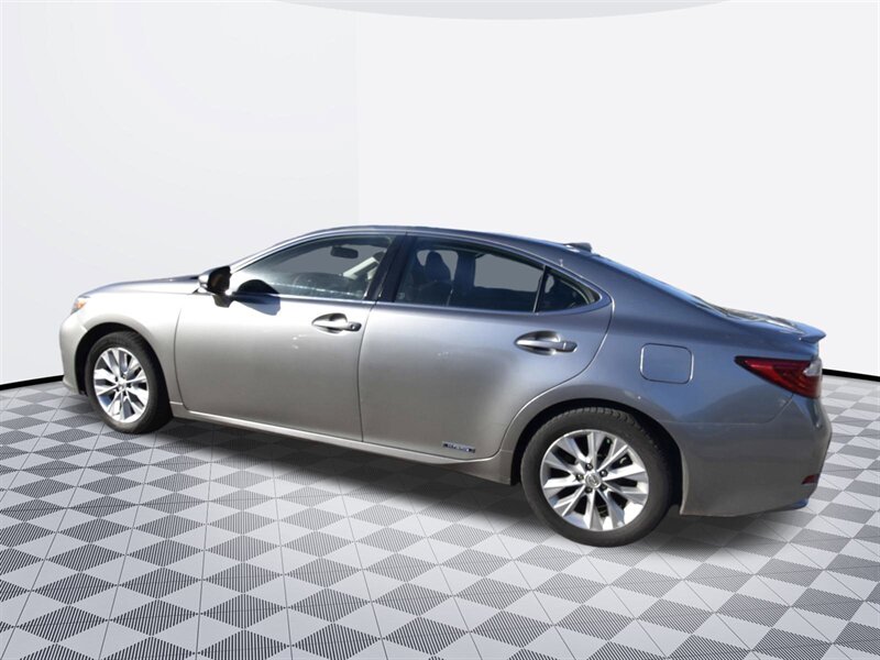 2015 Lexus ES 300h Hybrid - Photo 3 - Midway City, CA 92655