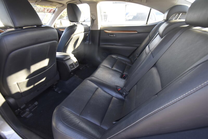 2015 Lexus ES 300h Hybrid - Photo 11 - Midway City, CA 92655