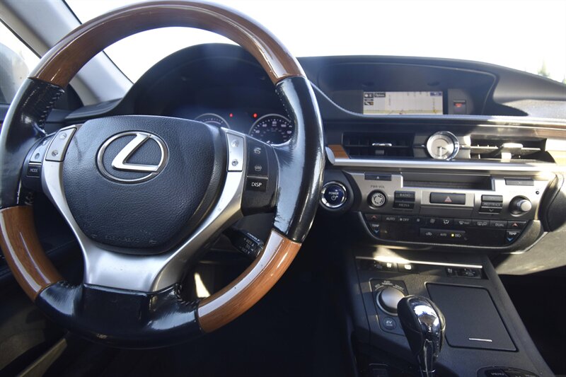 2015 Lexus ES 300h Hybrid - Photo 9 - Midway City, CA 92655