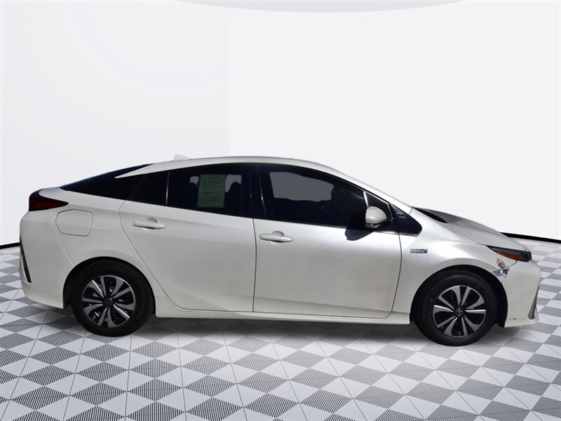 2018 Toyota Prius Prime Advanced - Photo 4 - Midway City, CA 92655