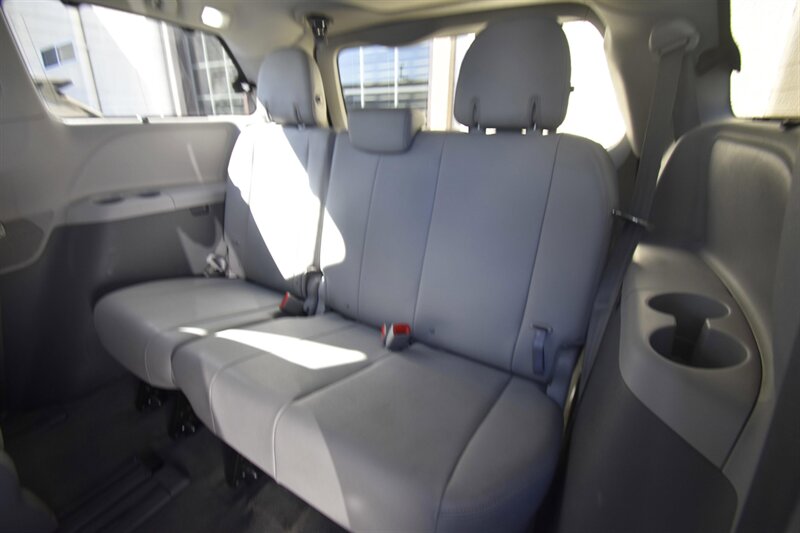 2018 Toyota Sienna XLE Premium 8-Passenger   - Photo 10 - Midway City, CA 92655