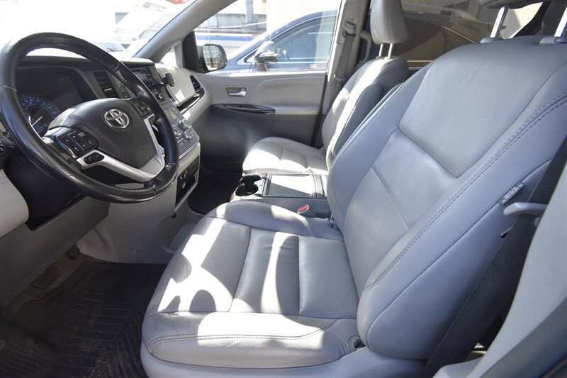2018 Toyota Sienna XLE Premium 8-Passenger   - Photo 8 - Midway City, CA 92655