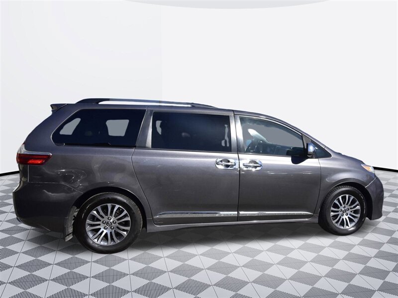 2018 Toyota Sienna XLE Premium 8-Passenger   - Photo 4 - Midway City, CA 92655