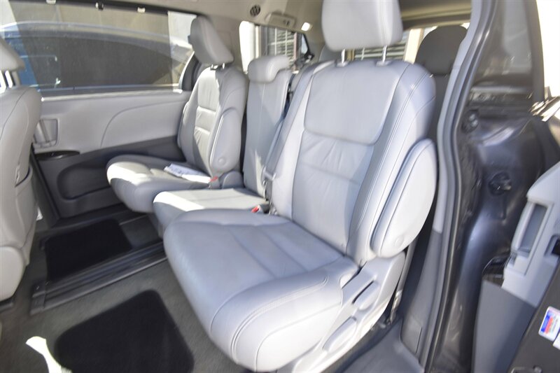 2018 Toyota Sienna XLE Premium 8-Passenger   - Photo 9 - Midway City, CA 92655