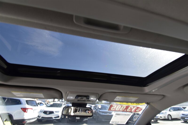 2018 Toyota Sienna XLE Premium 8-Passenger   - Photo 11 - Midway City, CA 92655