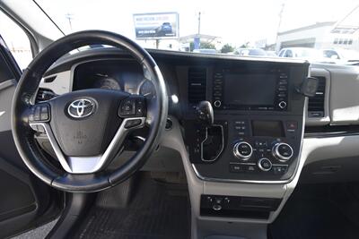 2018 Toyota Sienna XLE Premium 8-Passenger   - Photo 7 - Midway City, CA 92655