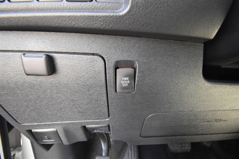 2014 Toyota Sienna Limited 7-Passenger - Photo 17 - Midway City, CA 92655