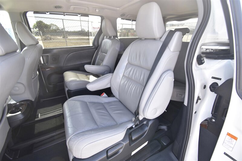 2014 Toyota Sienna Limited 7-Passenger - Photo 19 - Midway City, CA 92655