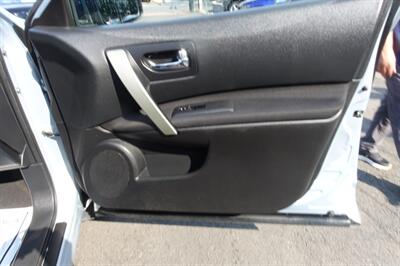 2011 Nissan Rogue SV - Photo 14 - Newark, NJ 07104