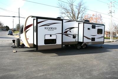 2017 Forest River Rockwood Signature 8329SS   - Photo 9 - Strasburg, PA 17579