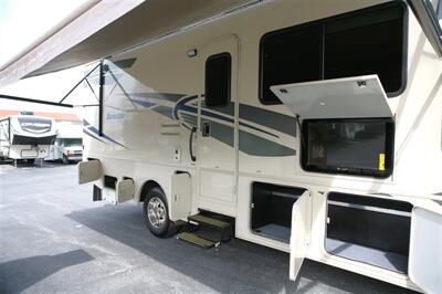 2018 Winnebago Sunstar 27PE   - Photo 9 - Strasburg, PA 17579