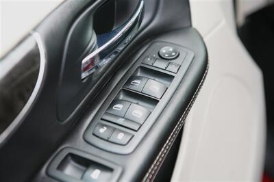 2014 Chrysler Town and Countr Touring   - Photo 9 - Strasburg, PA 17579