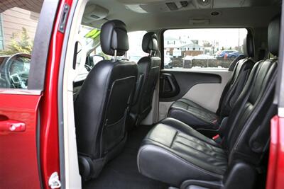 2014 Chrysler Town and Countr Touring   - Photo 13 - Strasburg, PA 17579