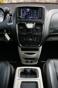 2014 Chrysler Town and Countr Touring   - Photo 23 - Strasburg, PA 17579