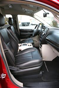 2014 Chrysler Town and Countr Touring   - Photo 19 - Strasburg, PA 17579