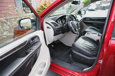 2014 Chrysler Town and Countr Touring   - Photo 8 - Strasburg, PA 17579