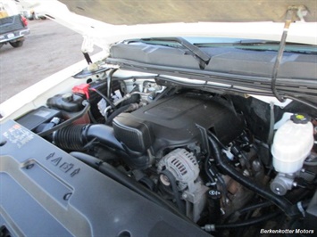 2014 Chevrolet Silverado 3500 Crew Cab 4x4   - Photo 29 - Brighton, CO 80603