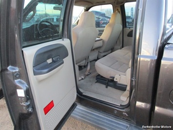2006 Ford F-350 Super Duty XLT Crew Cab 4x4 - Photo 13 - Brighton, CO 80603