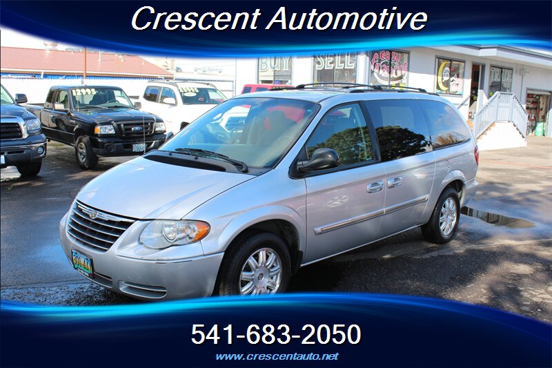 2006 Chrysler Town & Country Touring photo