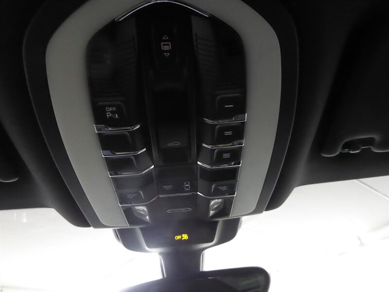 2016 PORSCHE MACAN - Image 17