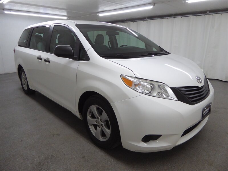 2016 TOYOTA SIENNA - Image 1