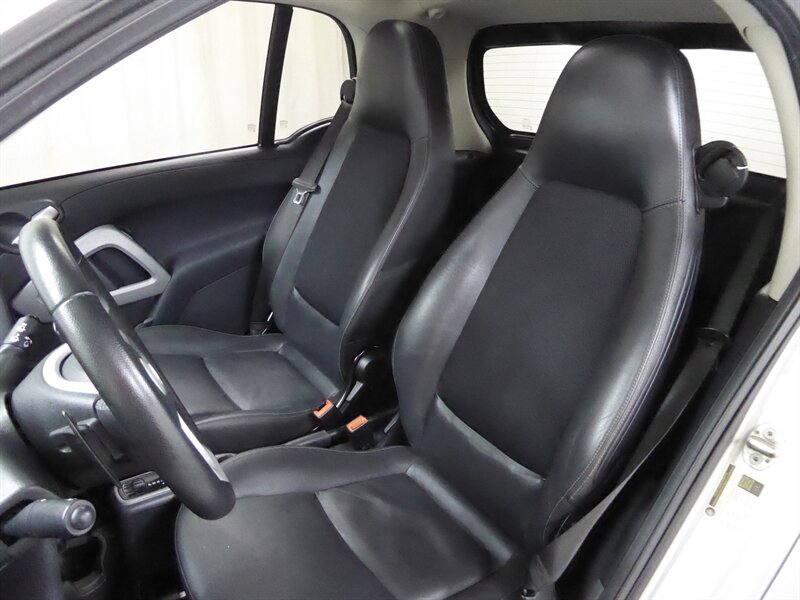 2011 SMART FORTWO - Image 17