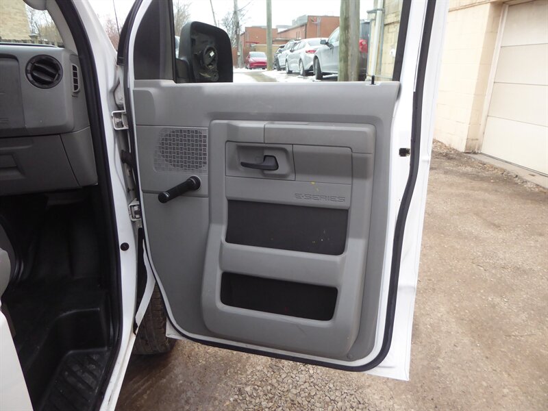 2013 FORD E-350 - Image 20