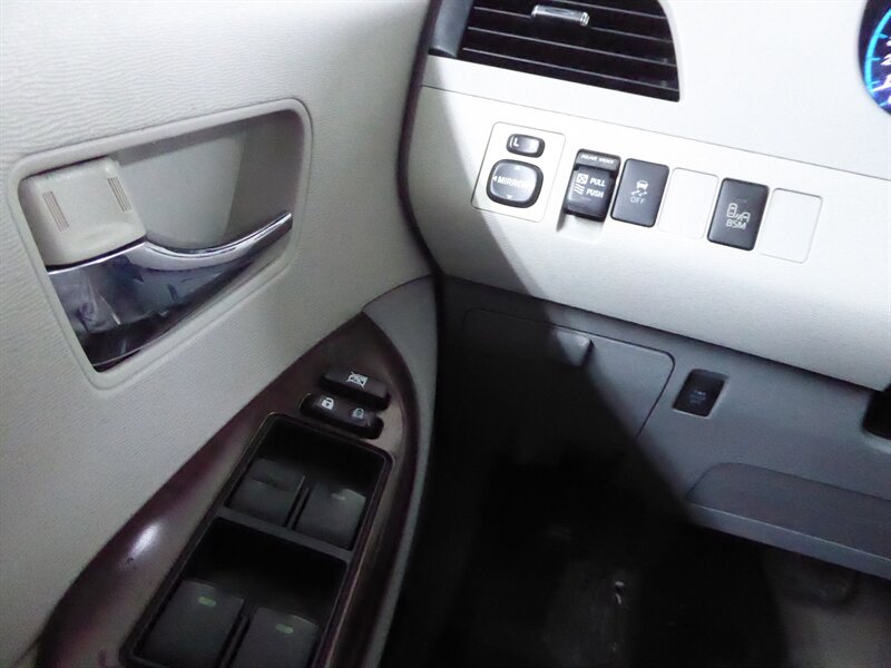 2013 TOYOTA SIENNA - Image 18