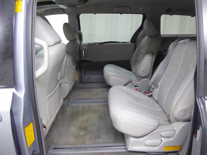 2013 TOYOTA SIENNA - Image 33