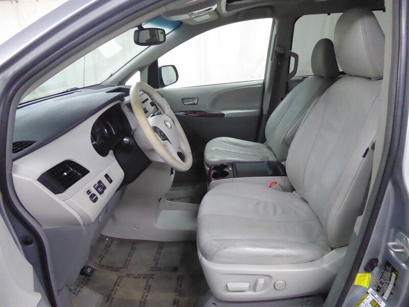 2013 TOYOTA SIENNA - Image 27