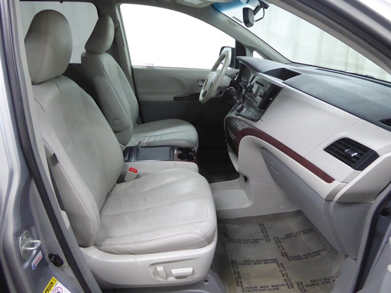 2013 TOYOTA SIENNA - Image 31