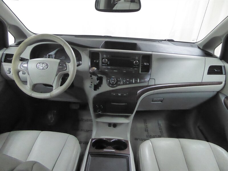 2013 TOYOTA SIENNA - Image 9