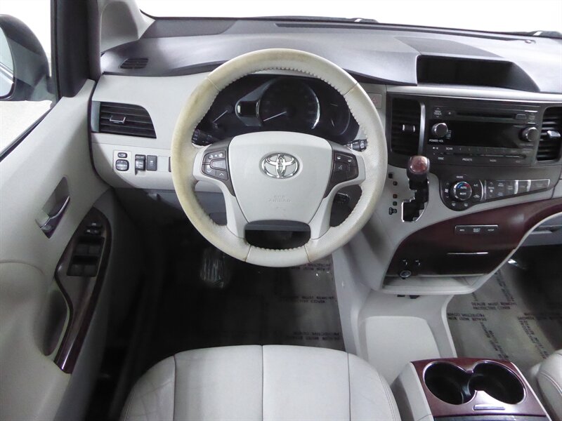 2013 TOYOTA SIENNA - Image 10