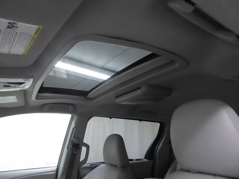 2013 TOYOTA SIENNA - Image 24
